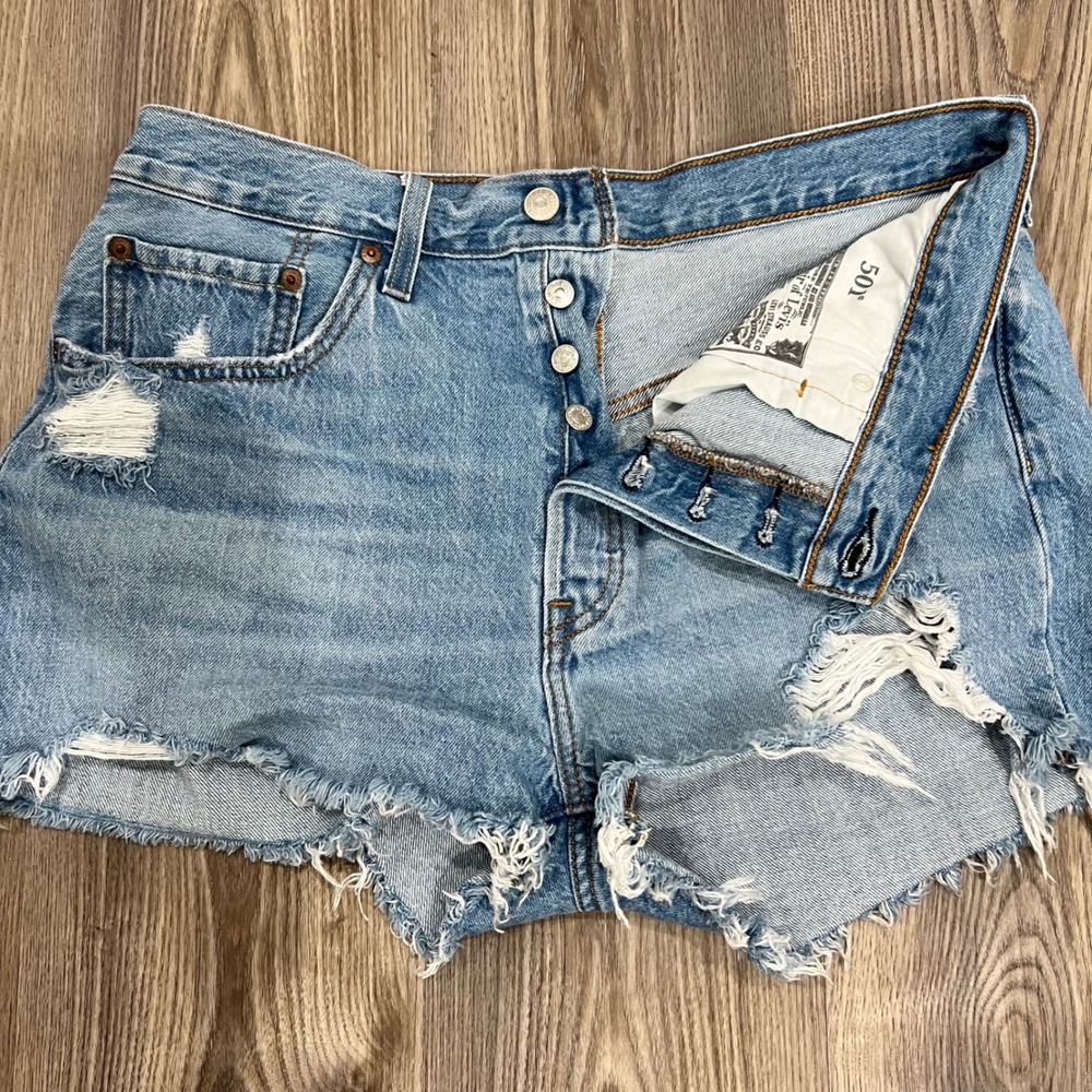 Levis 501 Original High Rise Distressed Denim Shorts Light Wash 56327-0193 W32